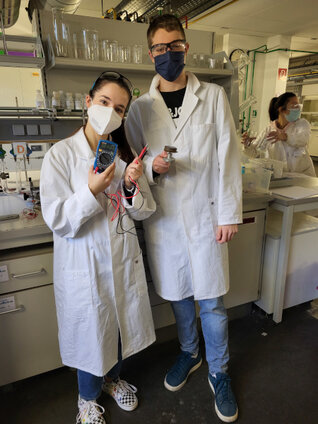 20230104_Chemie-Grundkurse_12_besuchen_Schu__lerlabor_der_Uni_Saarland_2_Lisa_Mu__ller_