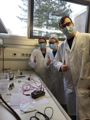 20230104_Chemie-Grundkurse_12_besuchen_Schu__lerlabor_der_Uni_Saarland_3_Lisa_Mu__ller_