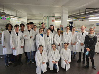 20230104_Chemie-Grundkurse_12_besuchen_Schu__lerlabor_der_Uni_Saarland_1_Lisa_Mu__ller_