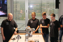 20221205_Preisu__bergabe_fu__r_die_erfolgreiche_Teilnahme_an_der_RoboNight_2022_2_Team_Total_Error__U