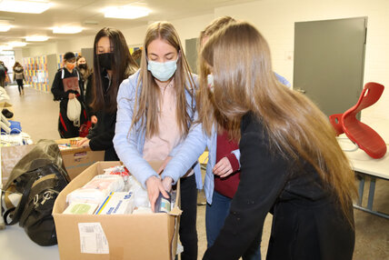 20220317__Zusammeln_WG_Das_Warndt-Gymnasium_sammelt_Hilfsgu__ter_3