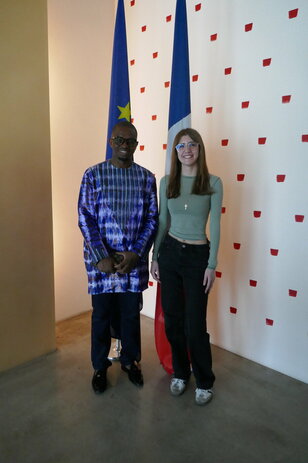 20250403_Eva_mit_Preistraeger_Mamadou_Sow_Bild1