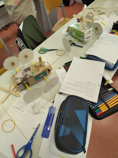 2025_08_31_4_Gummibandfahrzeug