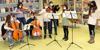 20220208_Die_Streicher-AG_des_Warndt-Gymnasiums_bereitet_sich_auf_einen_Auftritt_vor