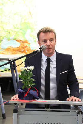 20221009_WG_offiziell_mit_AbiBac-Plakette_ausgezeichnet__3_Rede_frz_Bildungsm__P