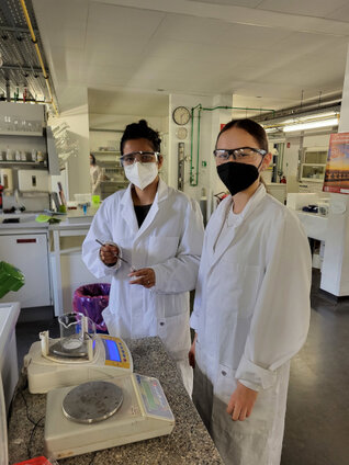 20230104_Chemie-Grundkurse_12_besuchen_Schu__lerlabor_der_Uni_Saarland_4_Lisa_Mu__ller_