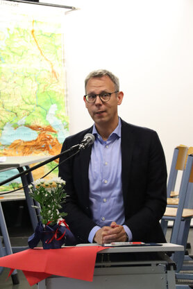 20221009_WG_offiziell_mit_AbiBac-Plakette_ausgezeichnet__2_Rede_Staatssekr__P