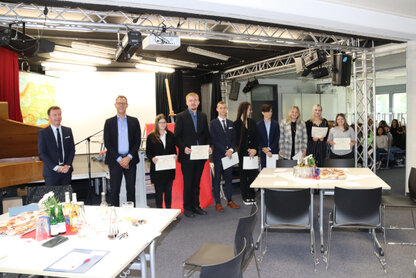 20221009_WG_offiziell_mit_AbiBac-Plakette_ausgezeichnet__5_Absolventen__P