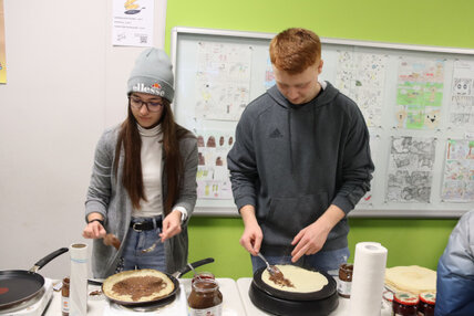 20230131_Austausche_Vortra__ge_und_Kulinarisches_zum_Frankreichtag_4_Crepeverkauf_P